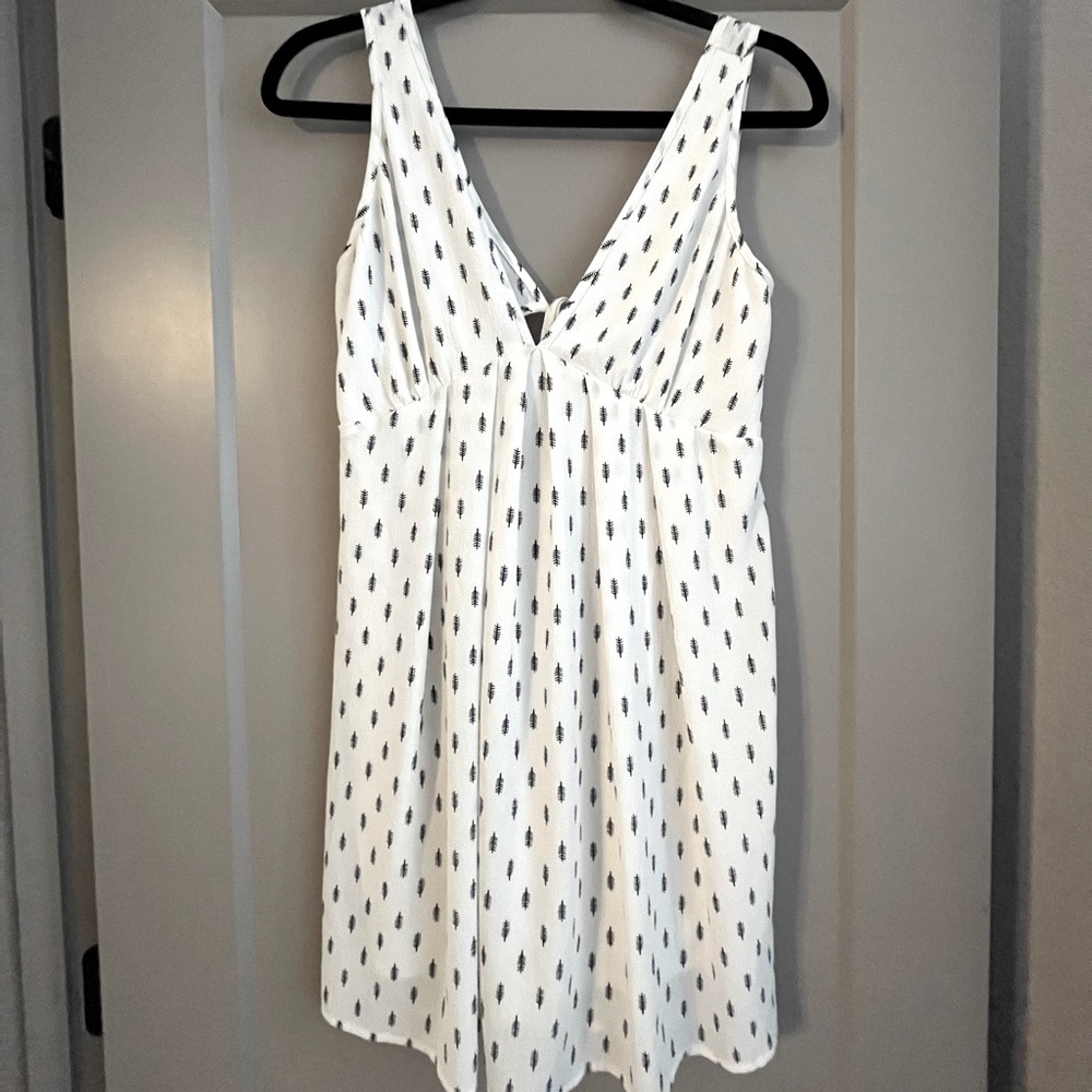 Casual white dress with keyhole cut out